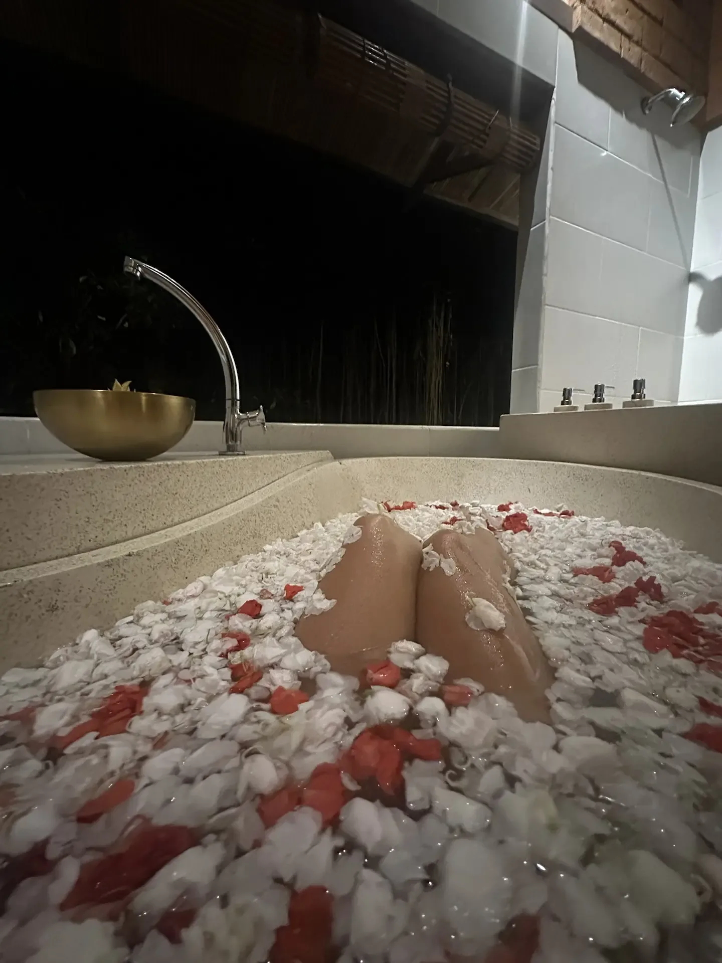 Сегодня поделюсь с вами даже не столько SPA, сколько определенными услугами в них.   1.  Bali Botani