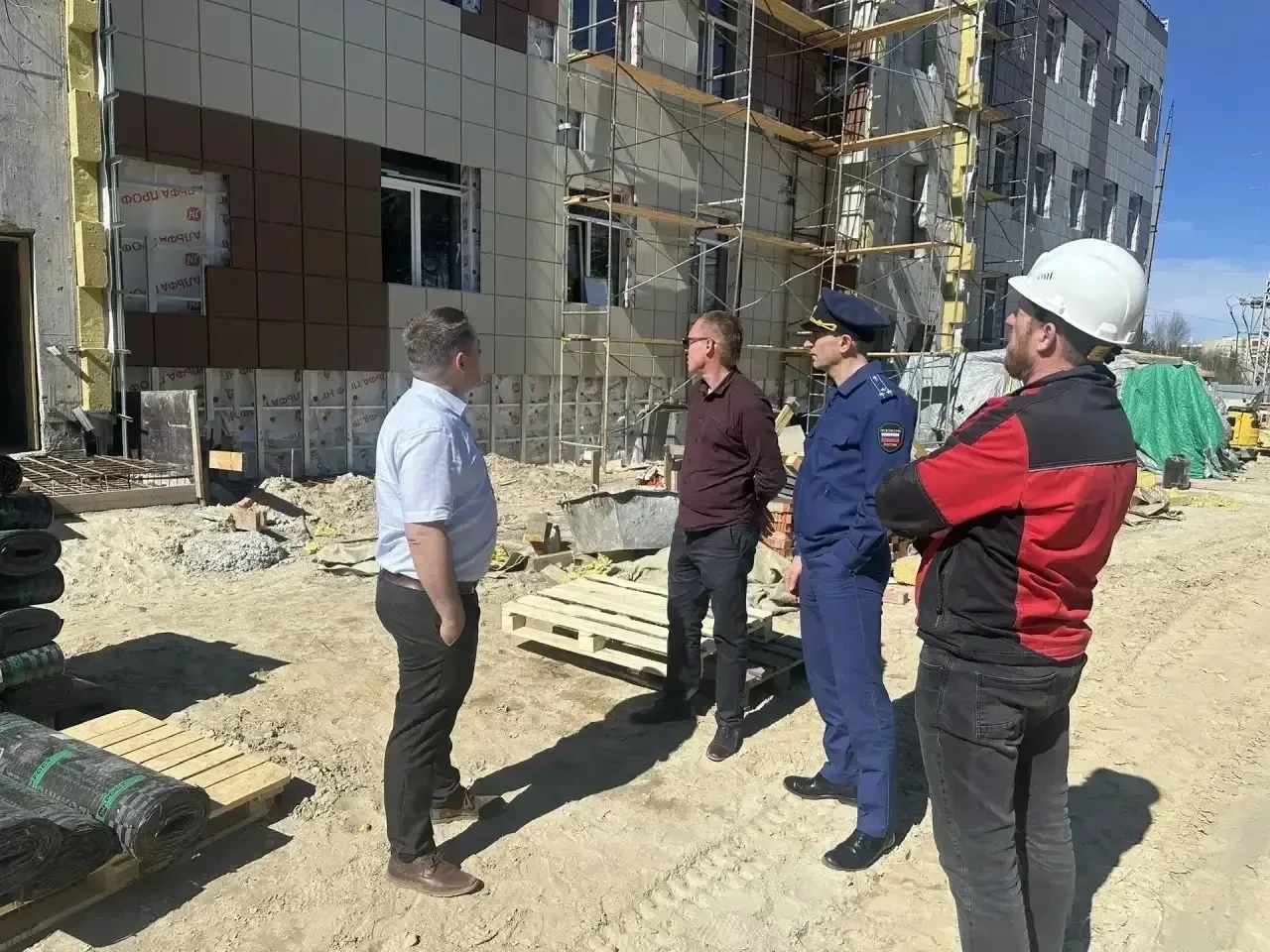 ✅Прокурором Сургутского района Максимом Мавлютовым проконтролирован ход строительства поликлиники в 