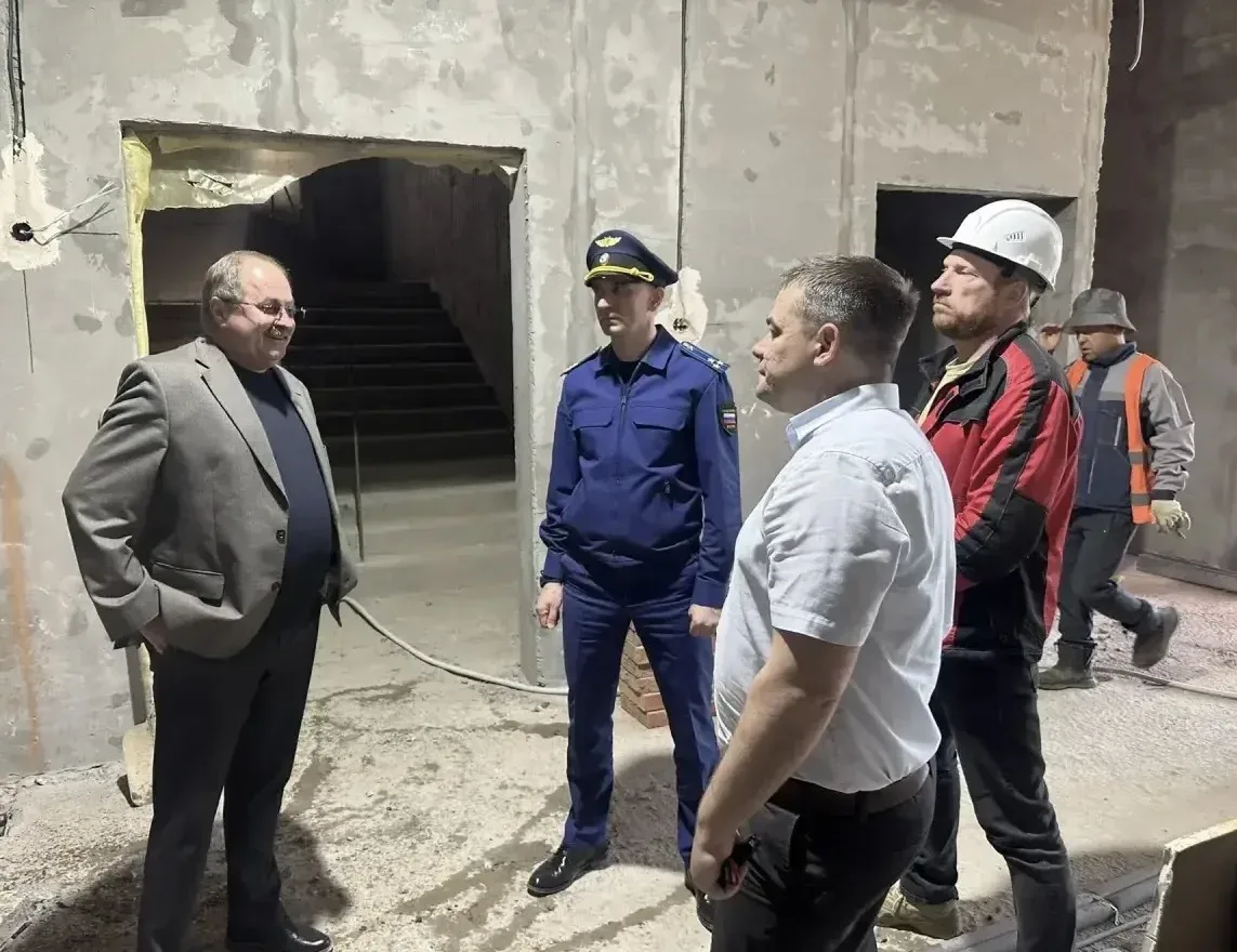 ✅Прокурором Сургутского района Максимом Мавлютовым проконтролирован ход строительства поликлиники в 