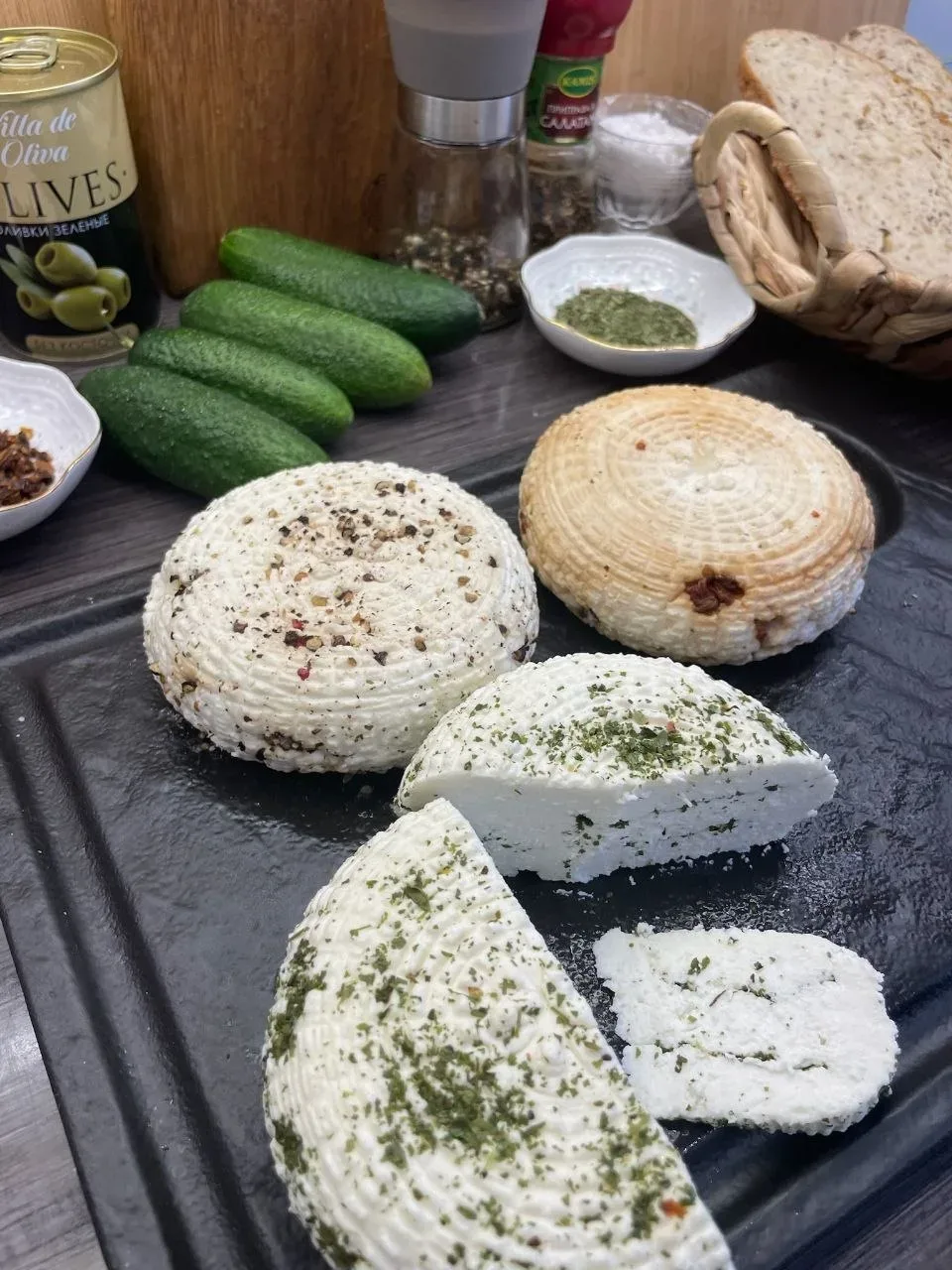 Готовим один сыр с 6 разными вкусами 🌱  Показать, как из 5 литров молока получить почти килограмм со