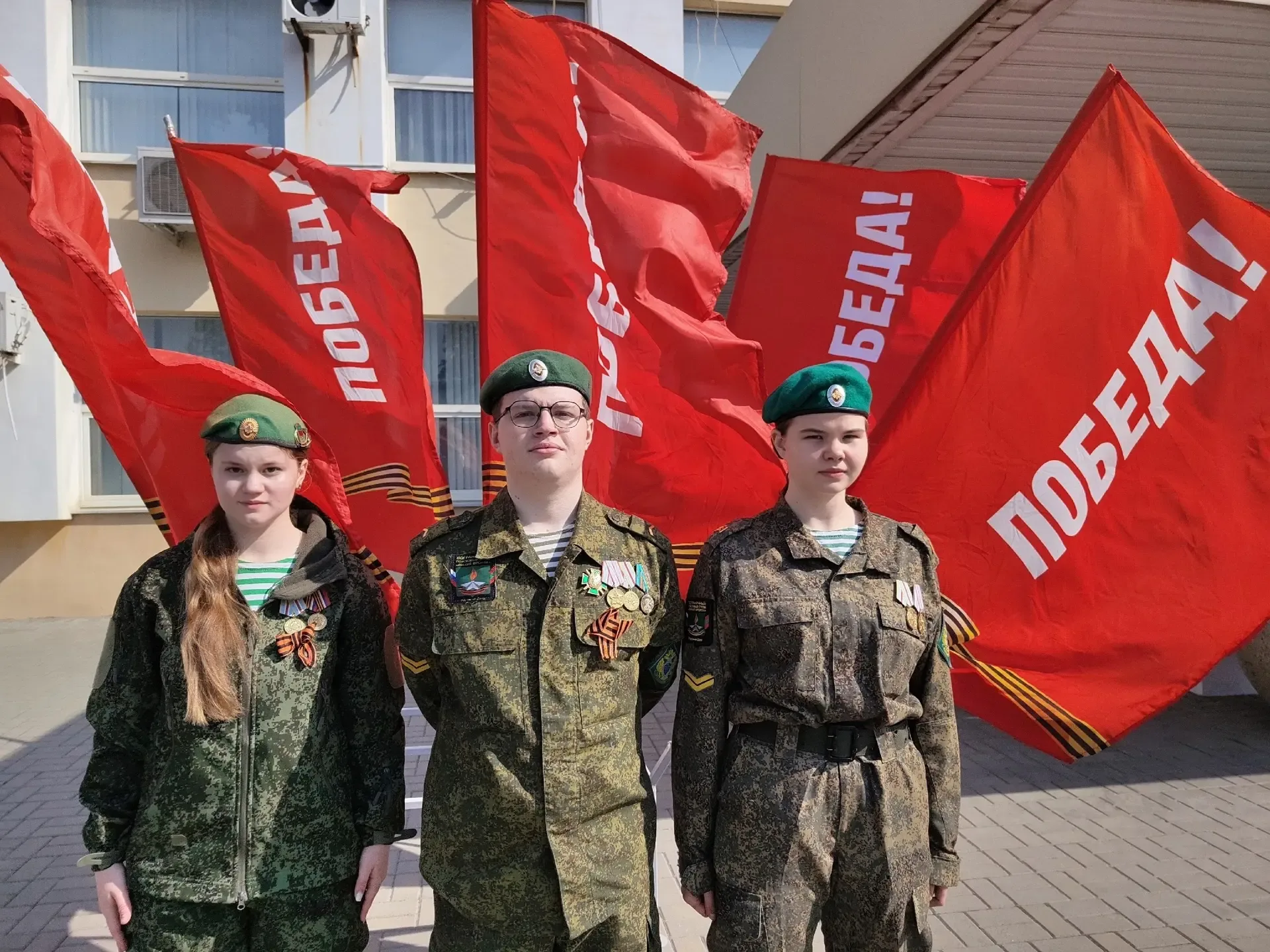 8 мая бойцы ППО "Линия фронта" организовали выставку экспонатов из "Зала Боевой Славы" отряда, посвя
