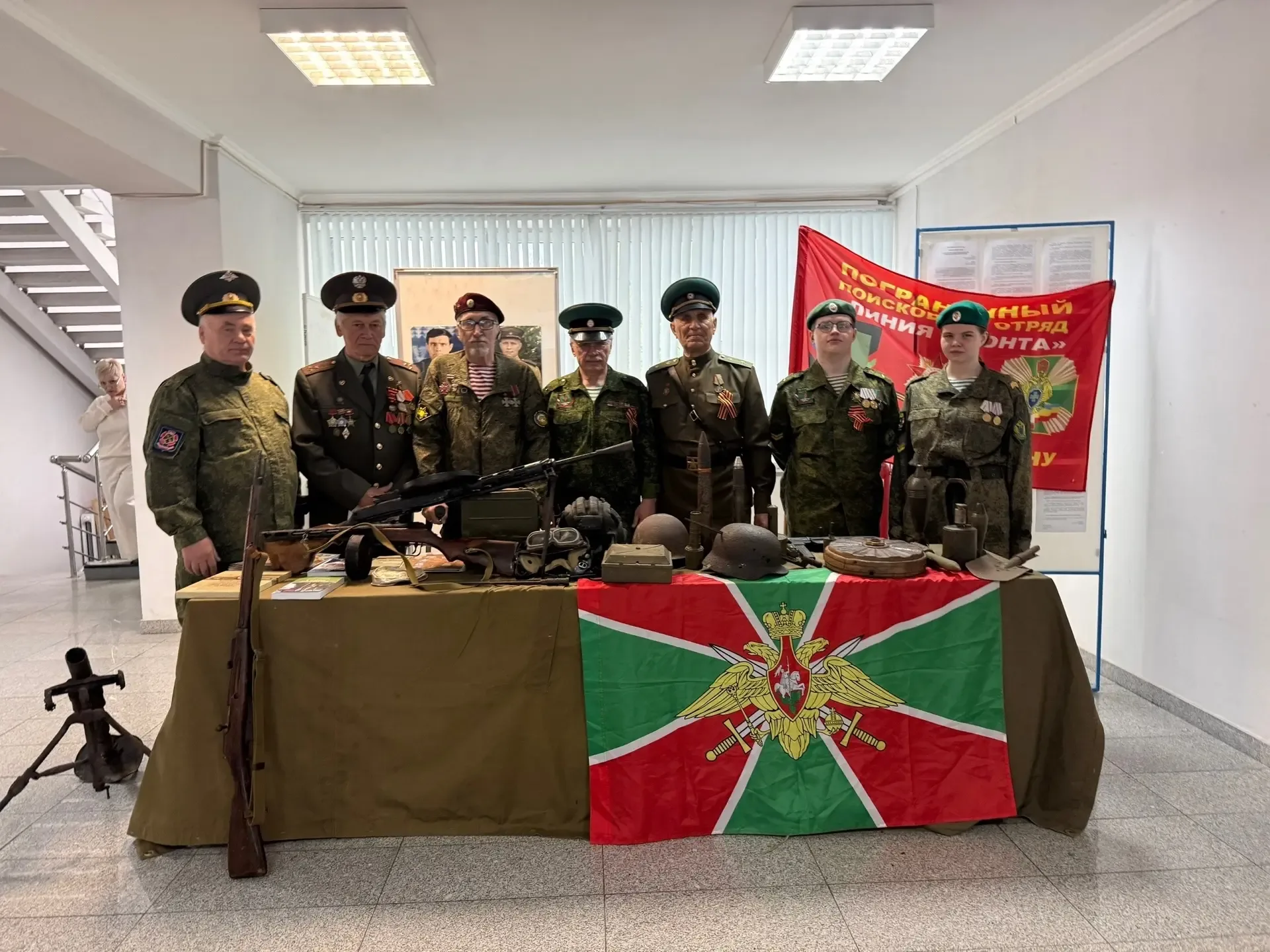 8 мая бойцы ППО "Линия фронта" организовали выставку экспонатов из "Зала Боевой Славы" отряда, посвя
