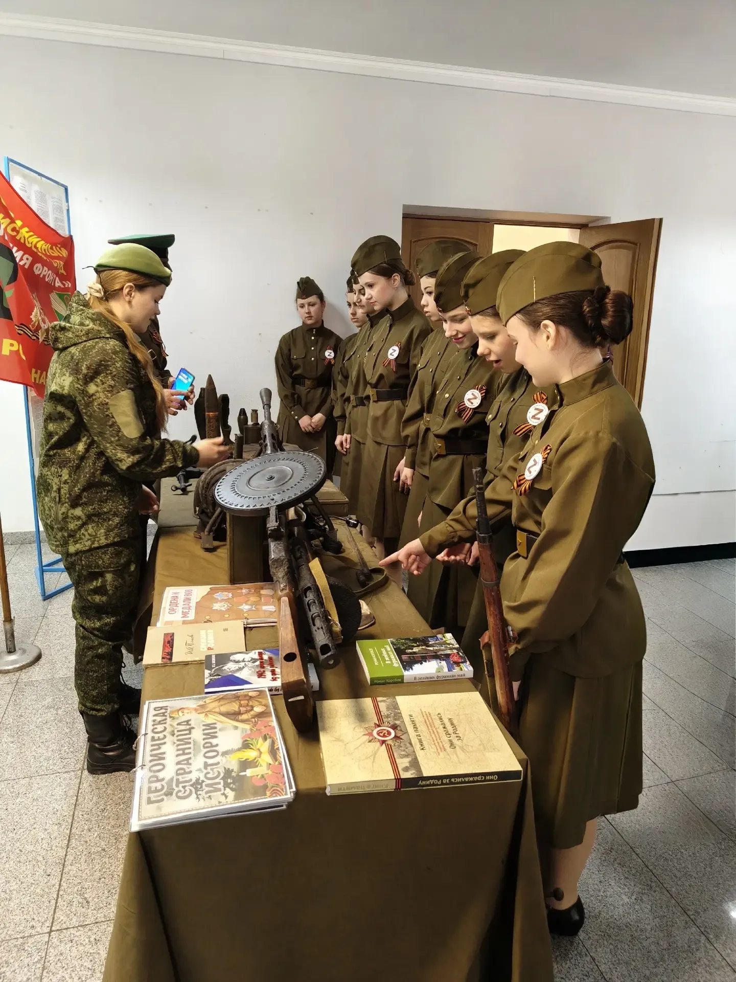 8 мая бойцы ППО "Линия фронта" организовали выставку экспонатов из "Зала Боевой Славы" отряда, посвя