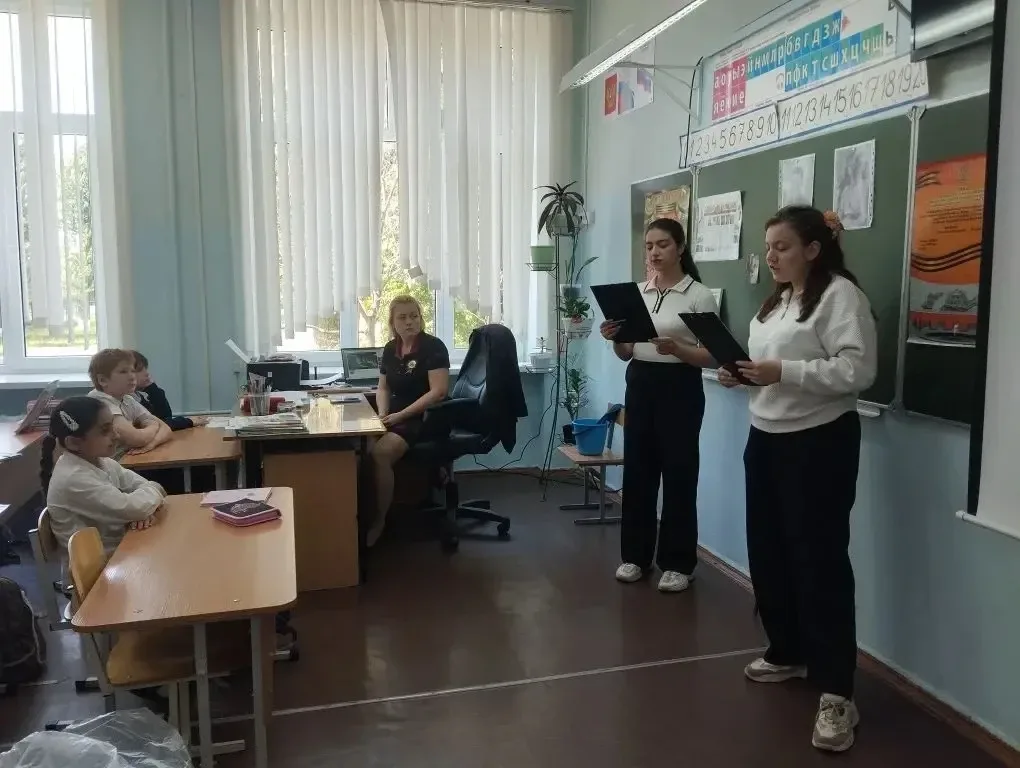 🕊Сегодня ученицы 8 «Б» класса Бринская Арина и Варданян Ева  провели познавательные беседы с ученика