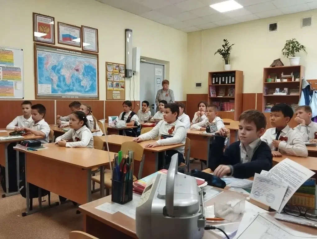 🕊Сегодня ученицы 8 «Б» класса Бринская Арина и Варданян Ева  провели познавательные беседы с ученика