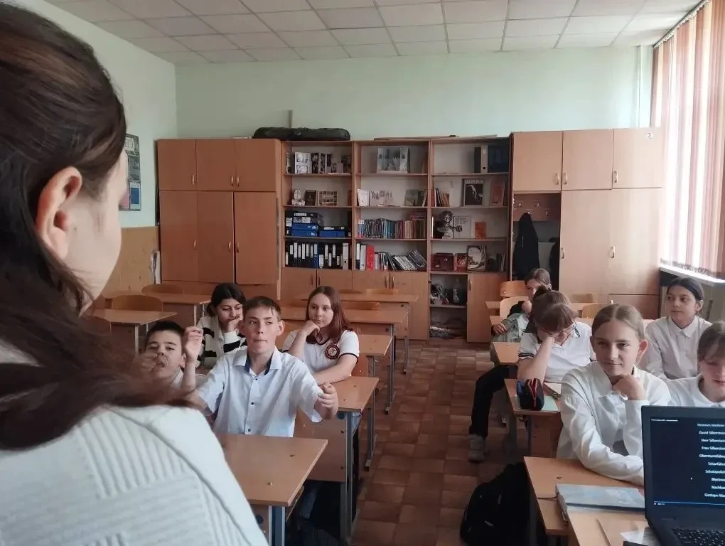 🕊Сегодня ученицы 8 «Б» класса Бринская Арина и Варданян Ева  провели познавательные беседы с ученика