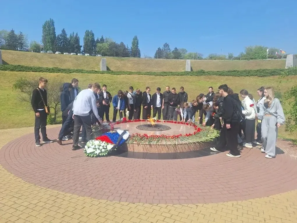 🕊️ Помним. Чтим. Не забудем.  7 и 8 мая обучающиеся нашей школы посетили мемориал в Змиевской балке 