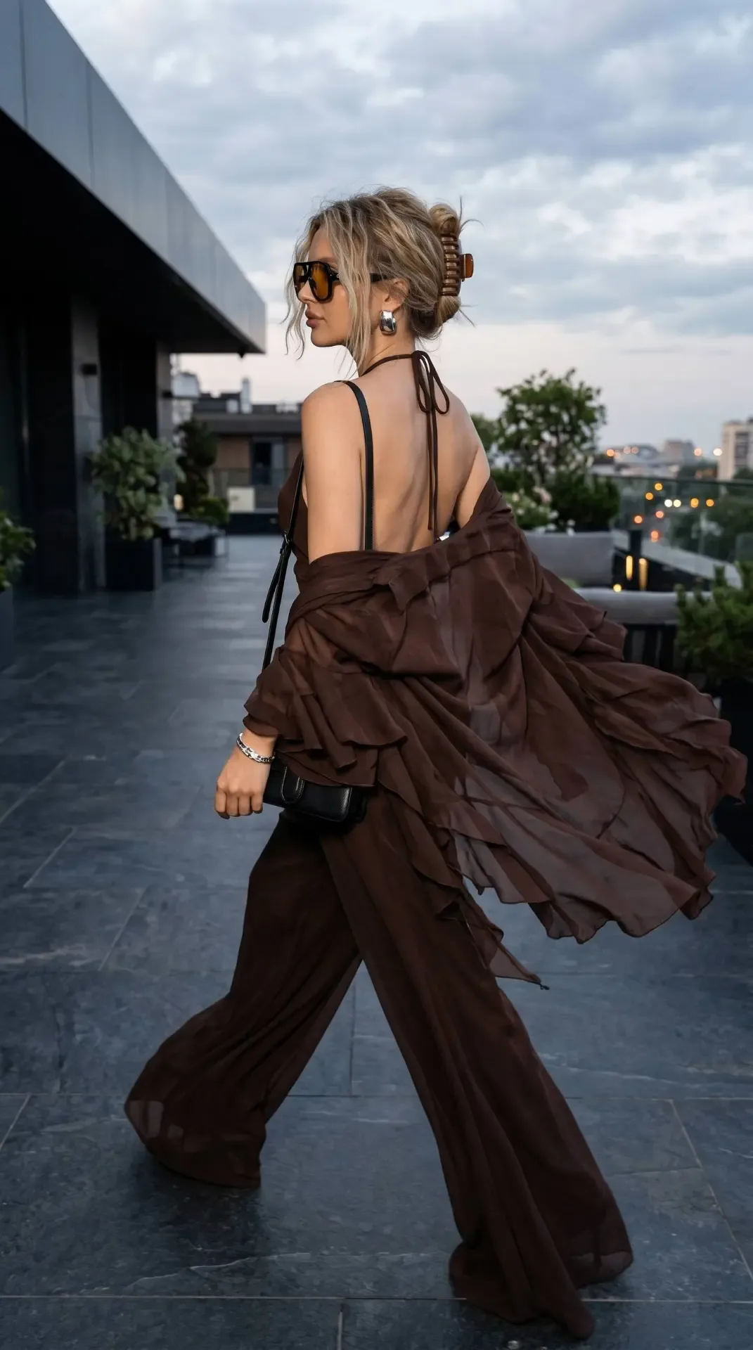 Ультрареалистичное luxury feminine fashion фото точно как на референсе: девушка снята со спины и нем