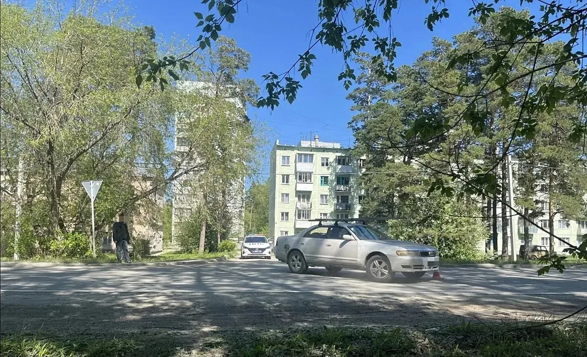 Автомобиль сбил велосипедиста на улице Красный Сокол в Бердске  Пострадавшего увезла скорая помощь