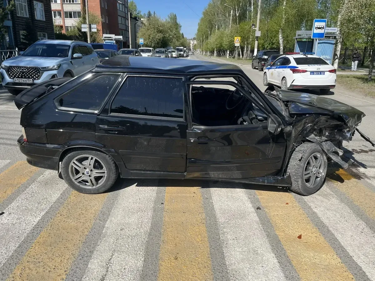Иномарка после столкновения с ВАЗом сбила девушку на тротуаре в Бердске  Это уже третье ДТП с пост