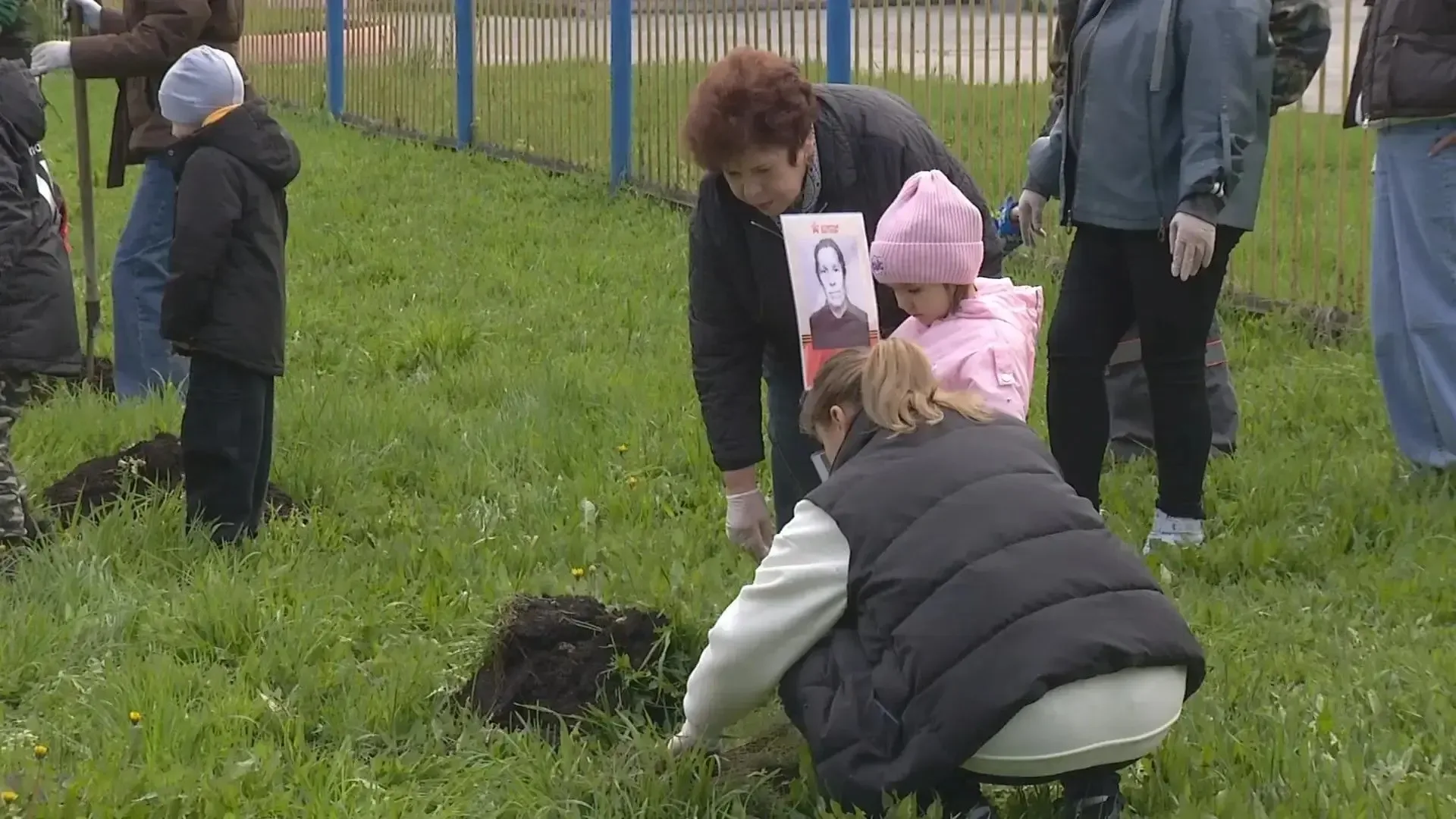 В Киселевске продолжается акция «Сад памяти».  С инициативой высадить деревья в память об участниках