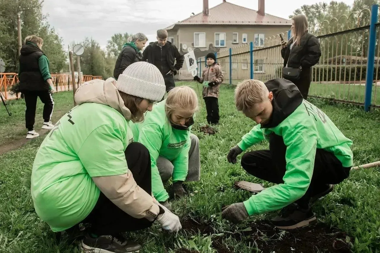 В Киселевске продолжается акция «Сад памяти».  С инициативой высадить деревья в память об участниках
