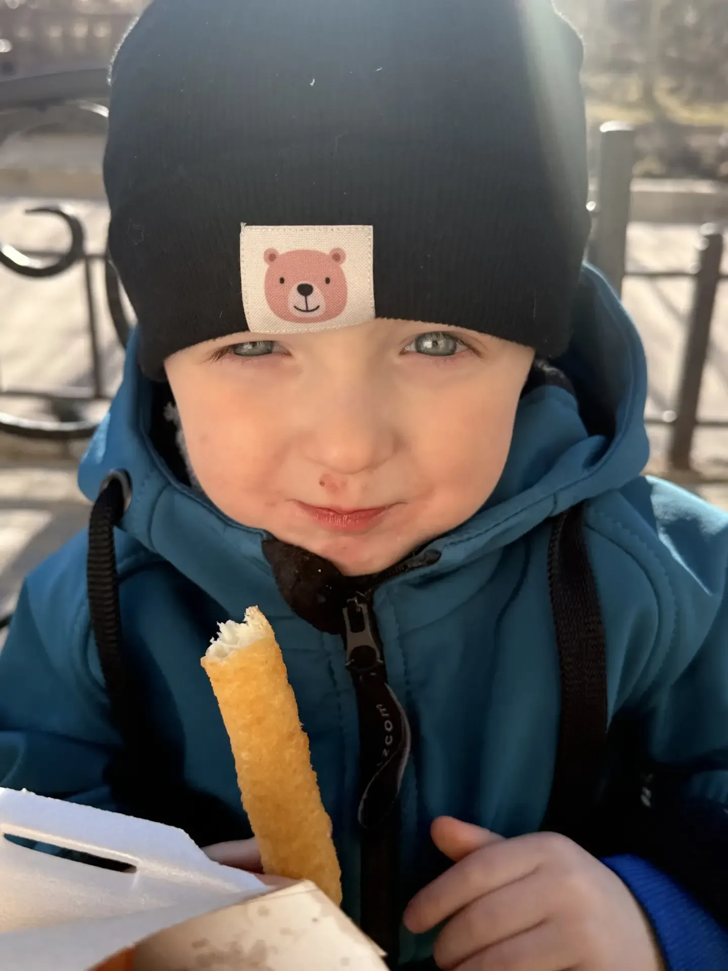 Мы с сыном решили поужинать на улице, солнышко светит и так хорошо ❤️ Матвей все время что-то расска