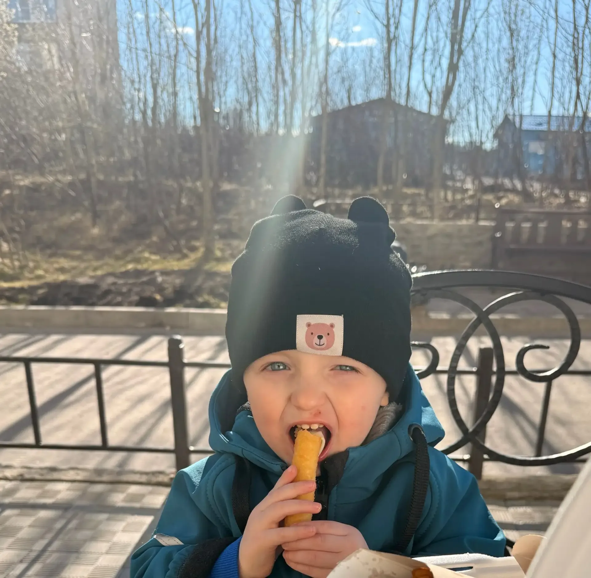 Мы с сыном решили поужинать на улице, солнышко светит и так хорошо ❤️ Матвей все время что-то расска