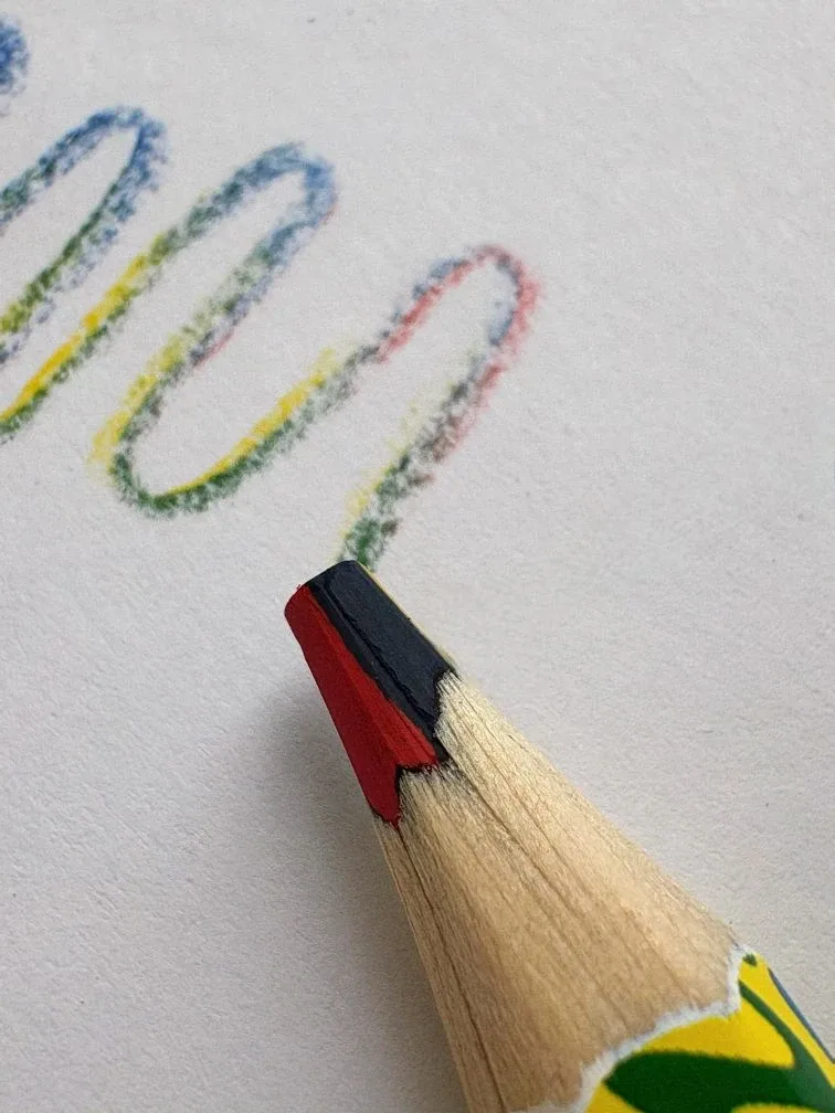 Цветов восемь, а карандаш один ✏️  И в детстве он был одним из любимых, но радость от использования 