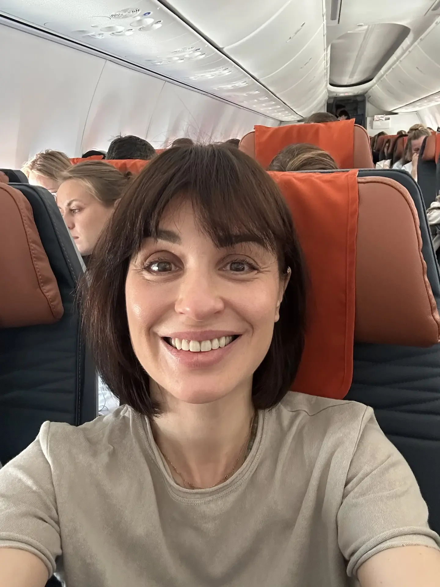 ДОБРОЕ УТРО ☀️   небо.самолет.девушка 🛫  Впереди - место, по которому я очень соскучилась. Встречи с