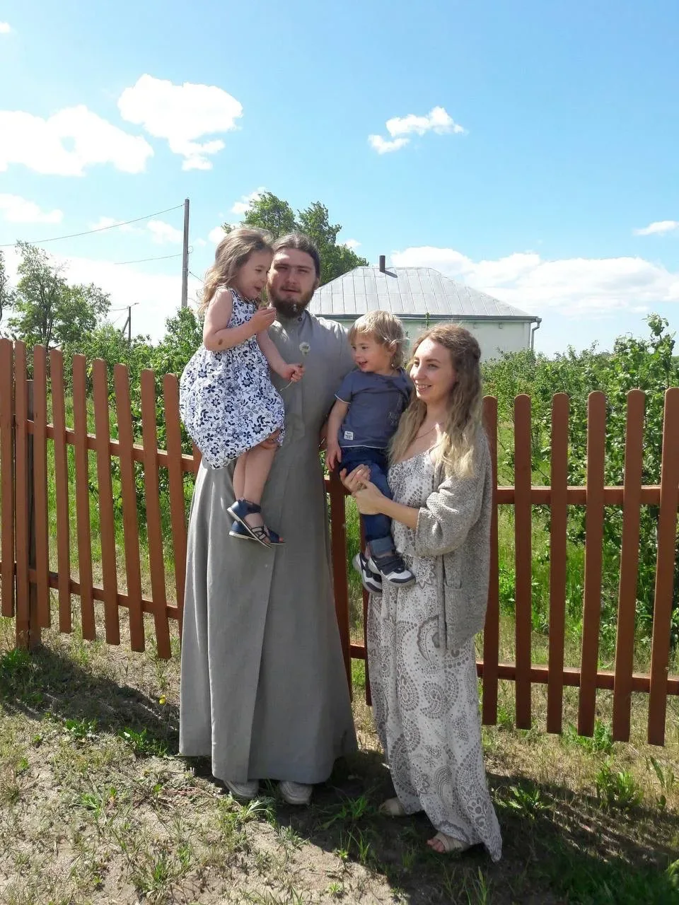 Когда мы только поженились, нам всерьёз казалось, что если прийти туда, где пусто, где давно никто н