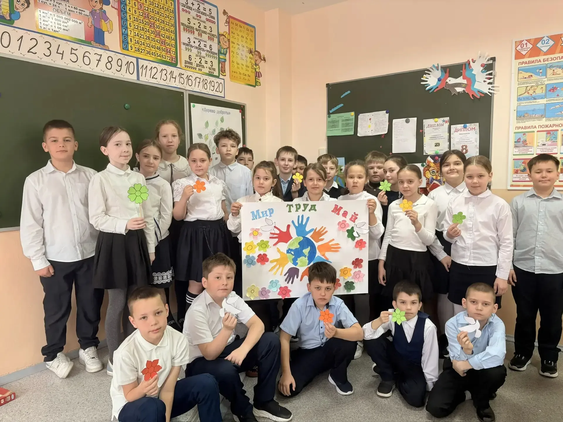 🇷🇺 С Праздником Весны и Труда!   В преддверии 1 Мая советники директора по воспитанию Ермолаева М. Ю