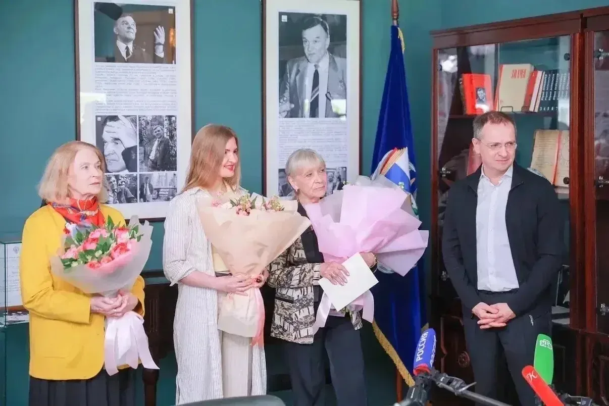 «Мы сделали кабинет Юрия Бондарева на века, навсегда. И это не музей, это рабочий кабинет: здесь про