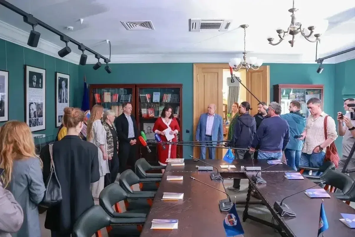 «Мы сделали кабинет Юрия Бондарева на века, навсегда. И это не музей, это рабочий кабинет: здесь про