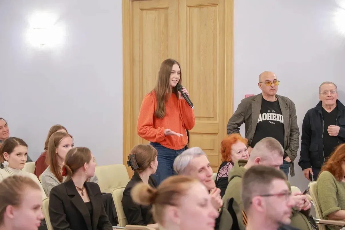 «Анна – голос, символ современной донбасской лирики. Отрадно видеть, что поэтесса теперь радует и пр