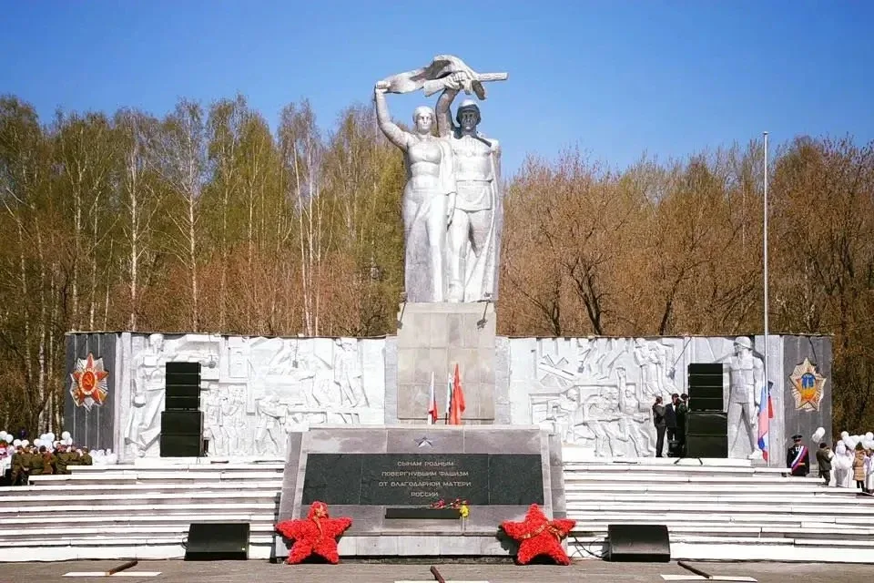 Сотрудники прокуратуры г. Березовского возложили цветы к Мемориалу воинской доблести и трудовой слав