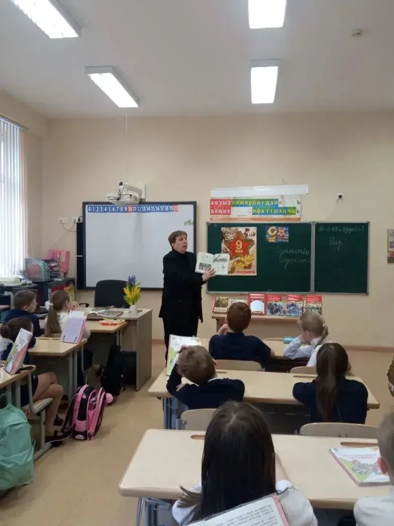 Сегодня в МБОУ Лесногородская СОШ прошёл урок мужества через страницы книг.  30 апреля в гостях у уч
