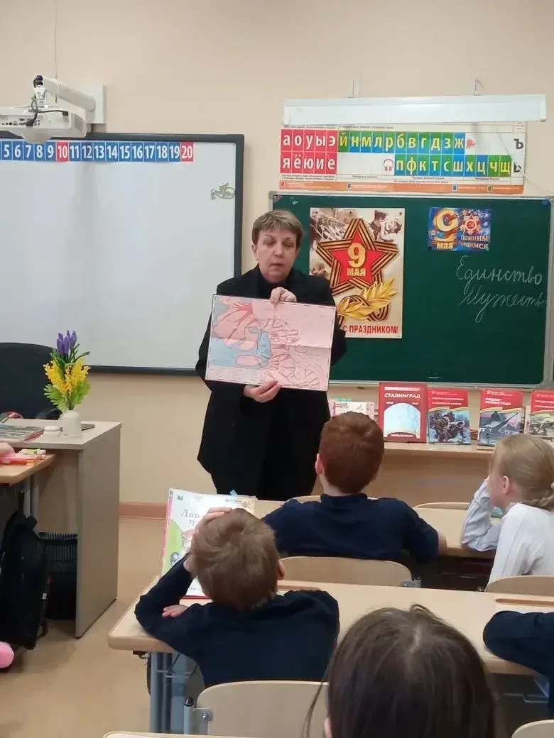 Сегодня в МБОУ Лесногородская СОШ прошёл урок мужества через страницы книг.  30 апреля в гостях у уч