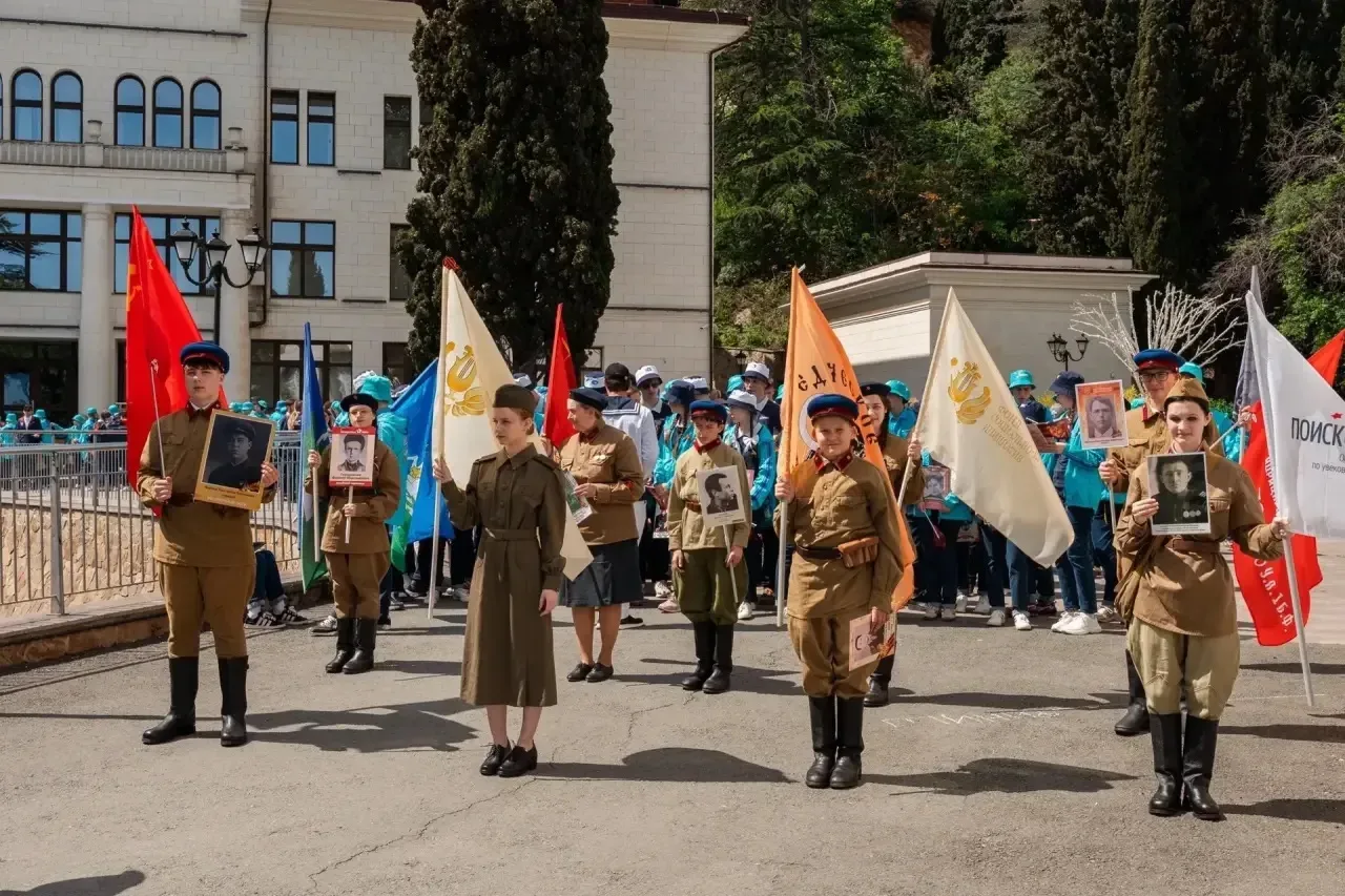 9 мая ученики Лесногородской СОШ Кузнецов Семён, Бурмистрова Арина и Калласова Ульяна стали участник
