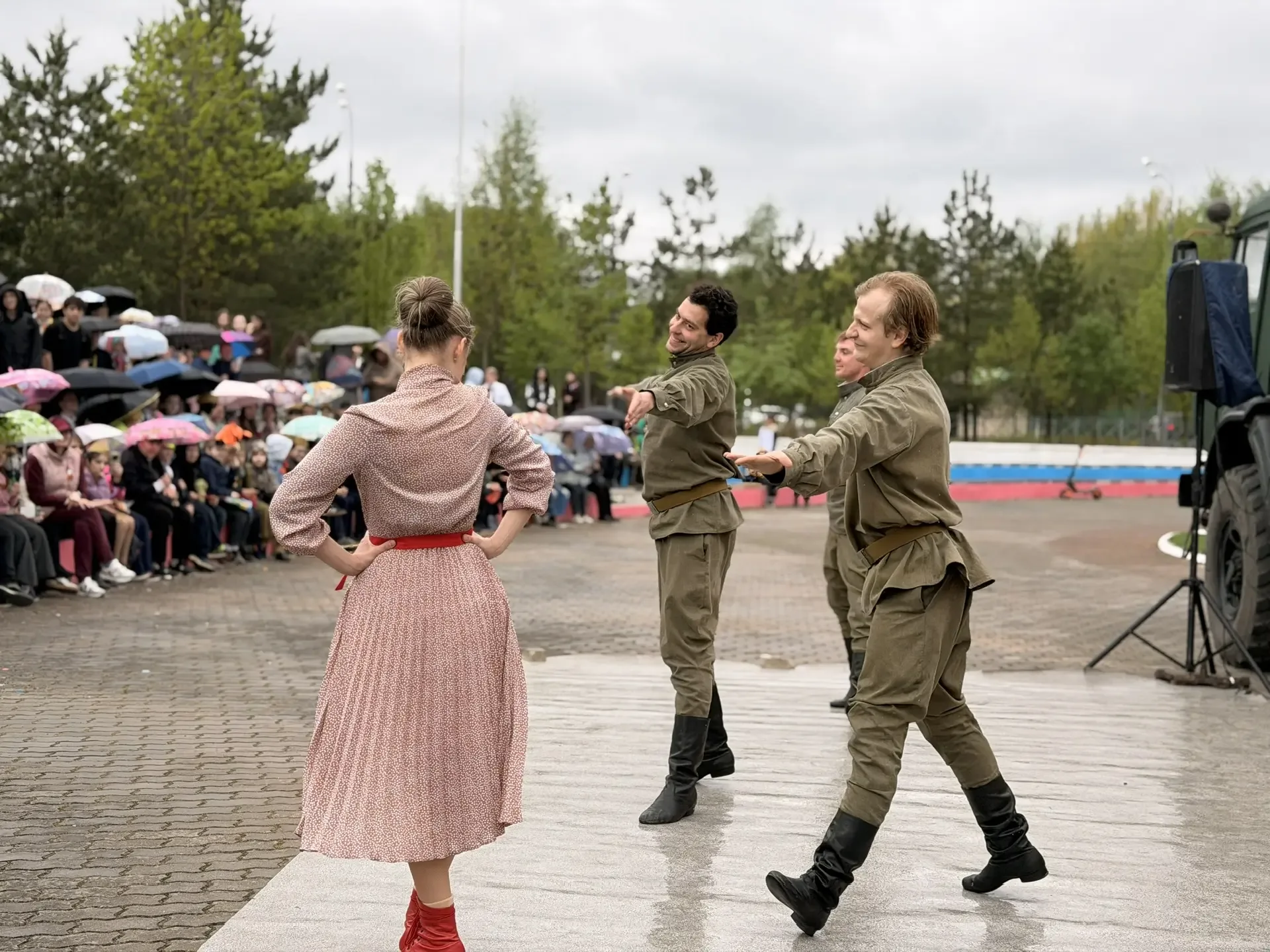 🚛🎭 «Победный май»: музыка, танцы и живая история! 🎭🚛  Даже непогода не смогла испортить главное — на