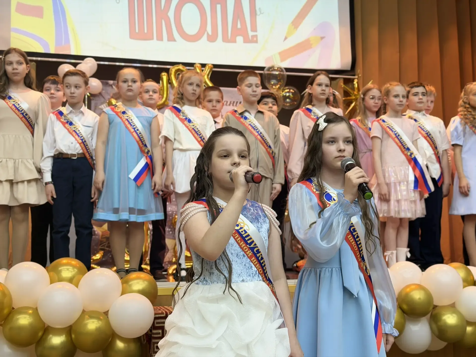 Сегодня необыкновенный день: выпускной у 4В и 4Д классов Дубковского отделения!🎓✨  Позади четыре год