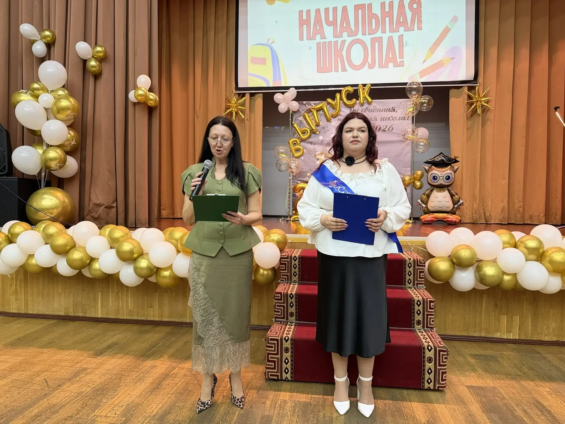 Сегодня необыкновенный день: выпускной у 4В и 4Д классов Дубковского отделения!🎓✨  Позади четыре год