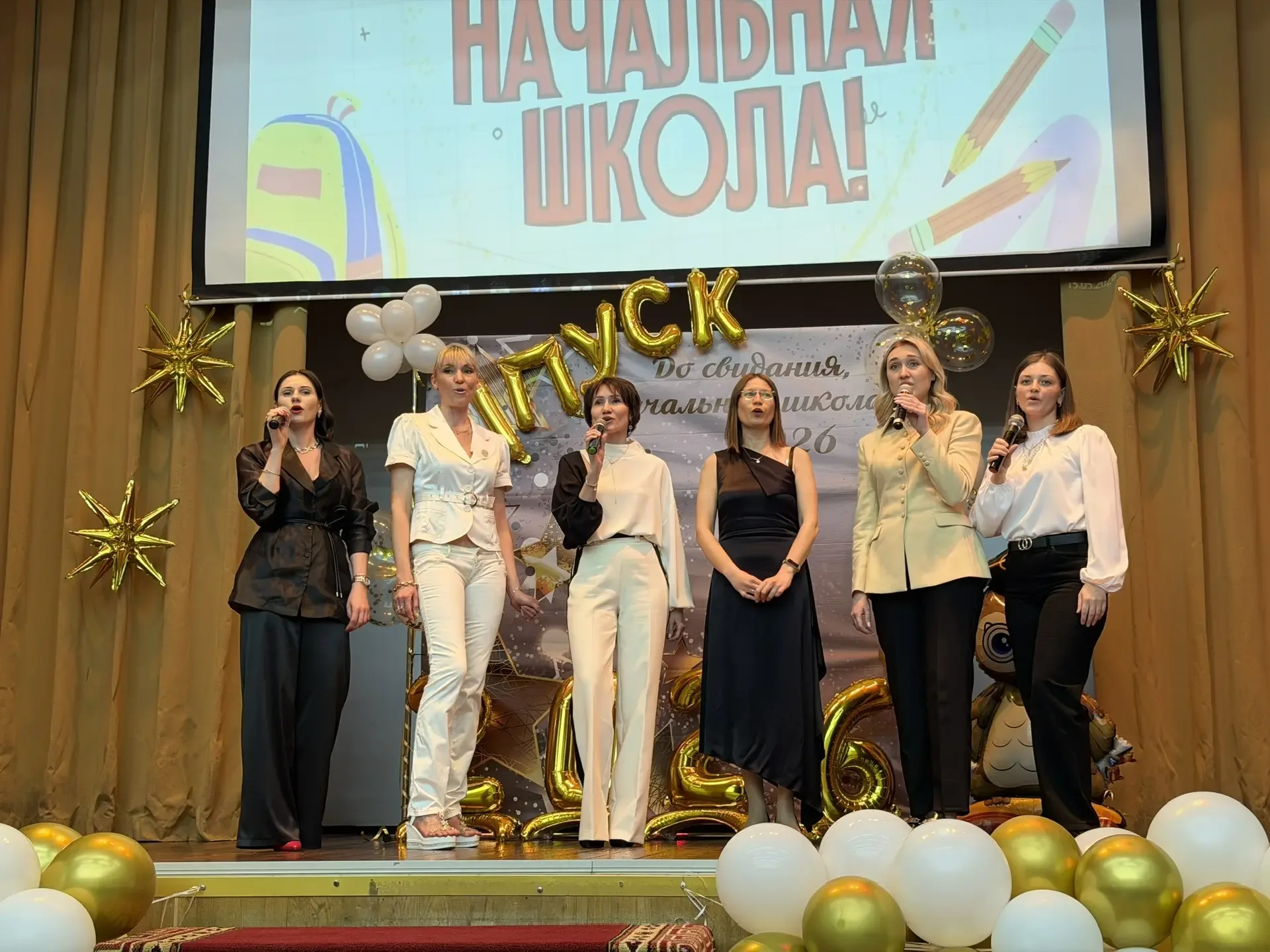 Сегодня необыкновенный день: выпускной у 4В и 4Д классов Дубковского отделения!🎓✨  Позади четыре год