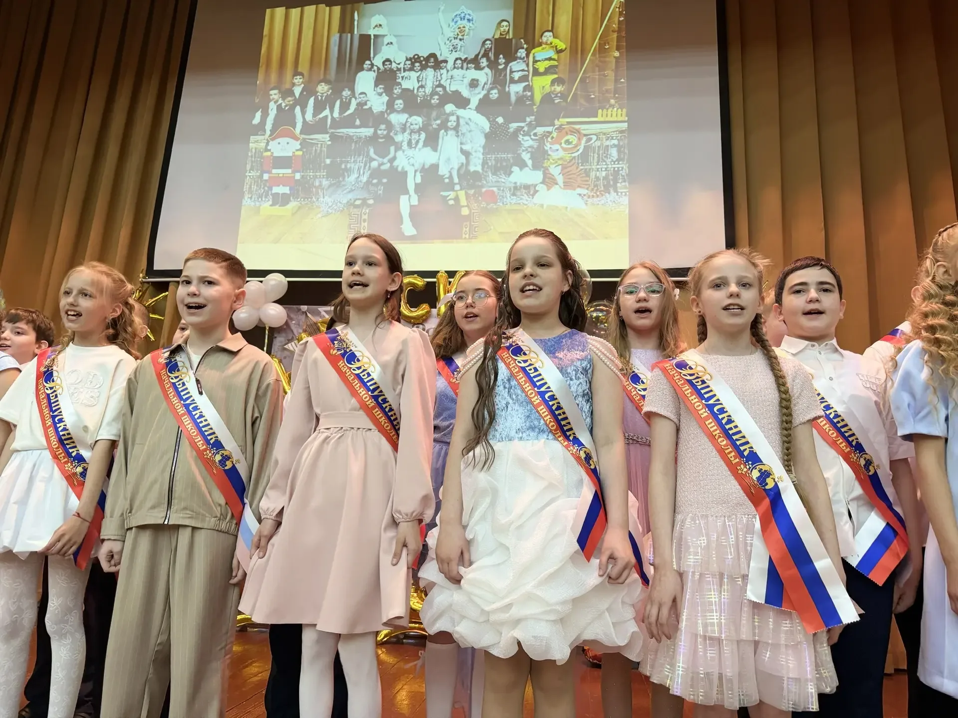 Сегодня необыкновенный день: выпускной у 4В и 4Д классов Дубковского отделения!🎓✨  Позади четыре год