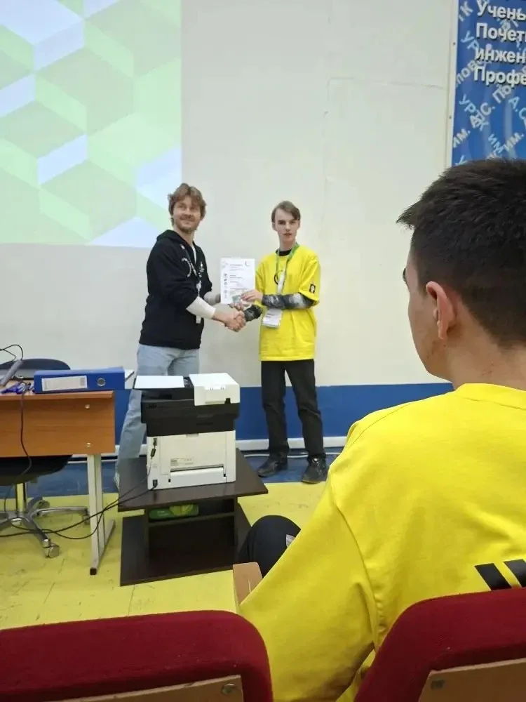Поздравляем Уварова Илью, ученика 9В класса! 🔥👨‍🎓  На заключительном этапе конкурса «Профессионалы Ю