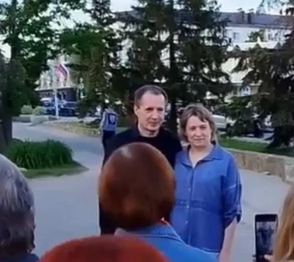 Вячеслава Гладкова вместе с женой заметили в парке Победы, пообщался и пофоткаться со всеми желающим