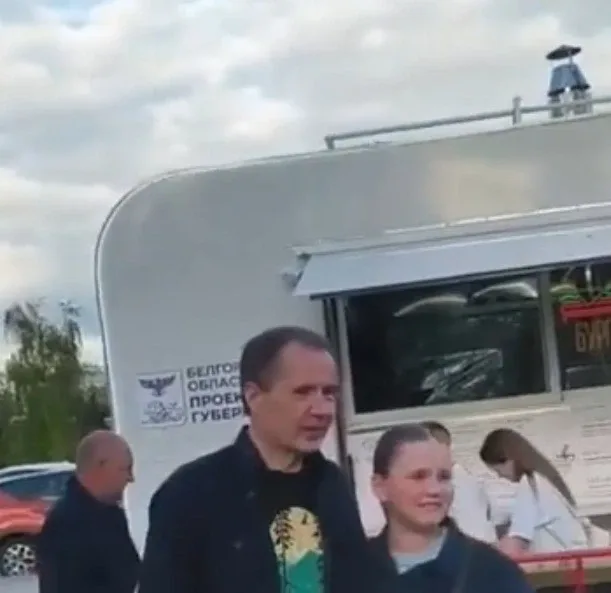 Вячеслава Гладкова вместе с женой заметили в парке Победы, пообщался и пофоткаться со всеми желающим