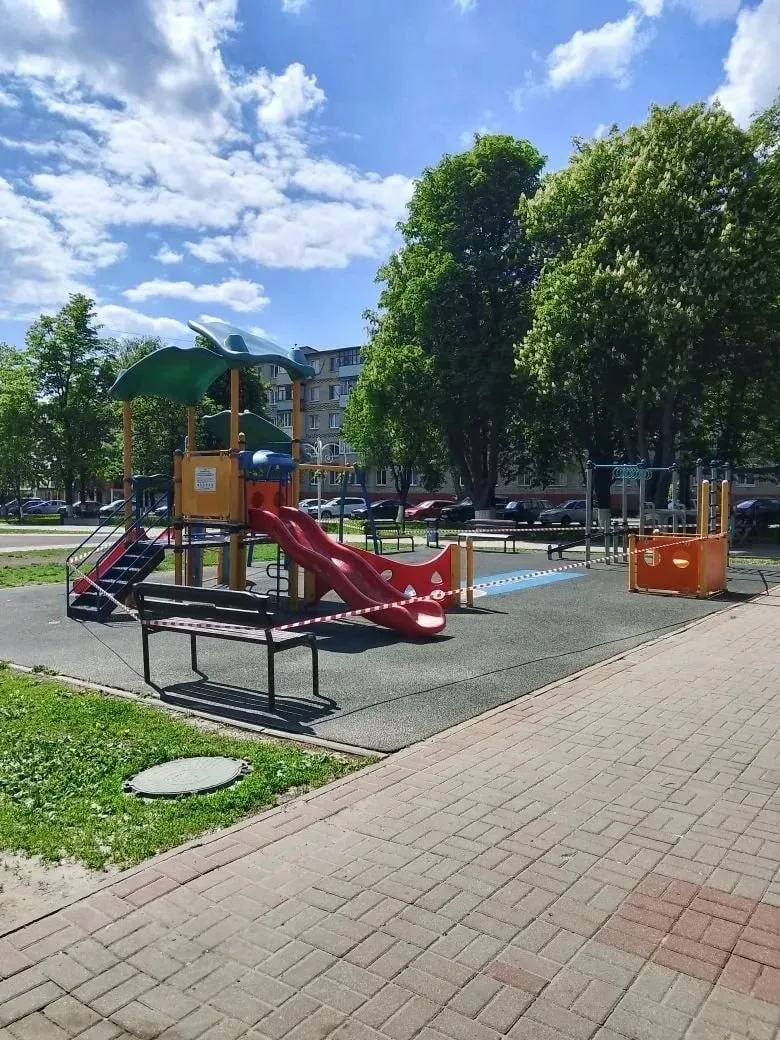 Специалисты "Губкин-Зеленстроя" завершили покраску детской площадки в сквере по улице Горького ✨