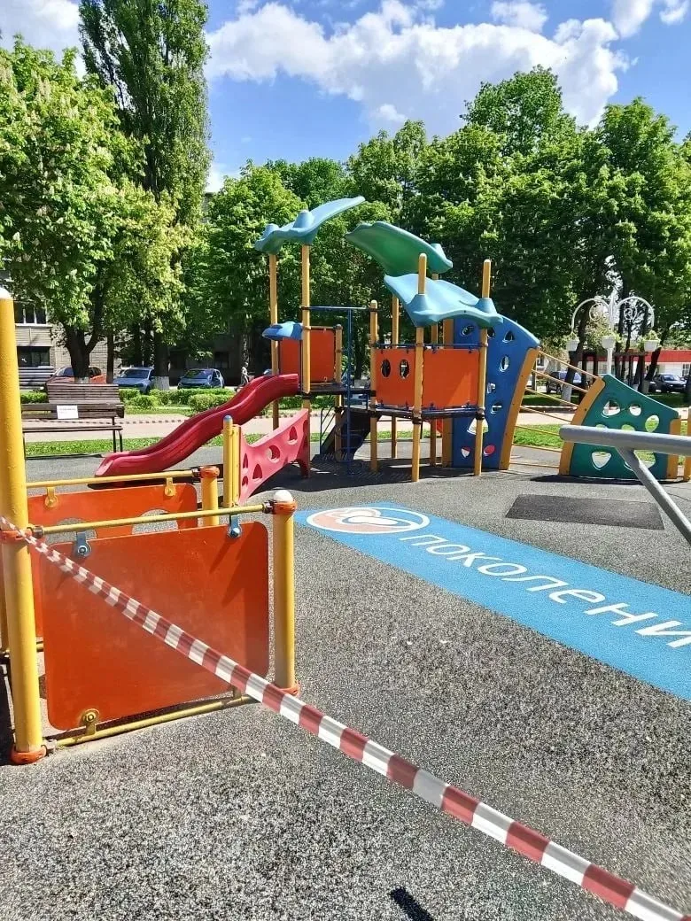 Специалисты "Губкин-Зеленстроя" завершили покраску детской площадки в сквере по улице Горького ✨
