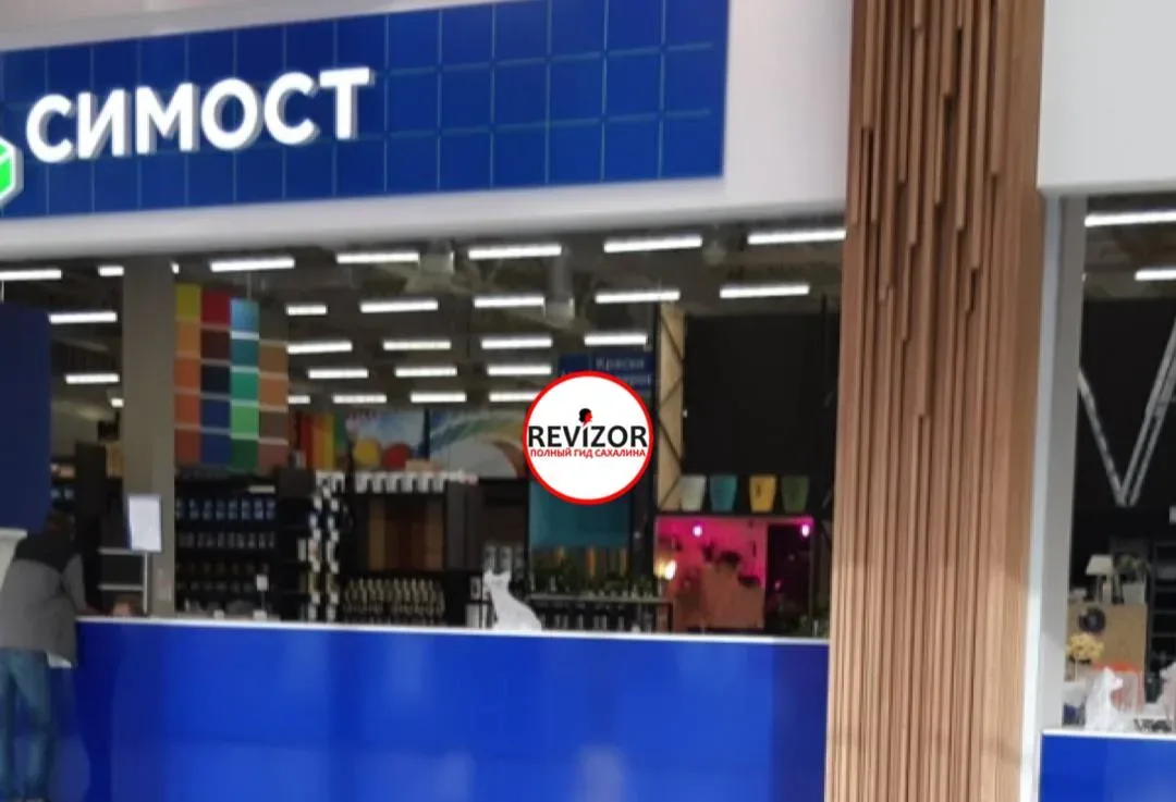 Нас сталкерил консультант с рыжей бородой, мы ходим, спокойно выбираем себе карабины, а он стоит в 2
