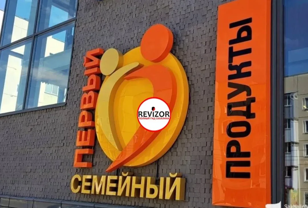 12.05.26 в 8:15 утра стал свидетелем того, как в зоне, где готовят, сотрудник голыми руками при изго