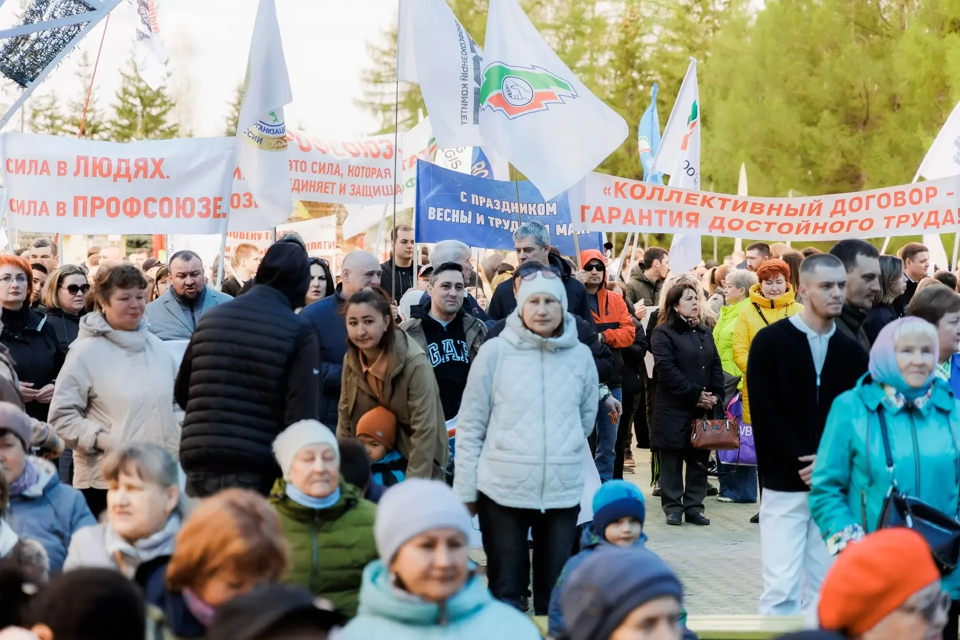 🌷 В единстве — наша сила: Первомай в Альметьевске!  Праздник Весны и Труда  традиционно прошёл сразу