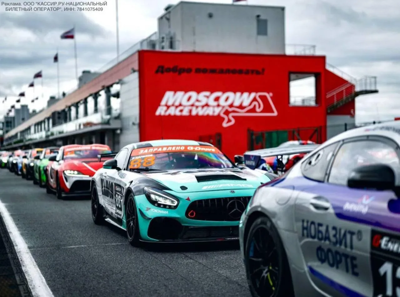 🏎 Кольцевые гонки на Moscow Raceway  🗓 16–17 мая 2026, 10:00–21:00  Участвуют около 100 автомобилей 