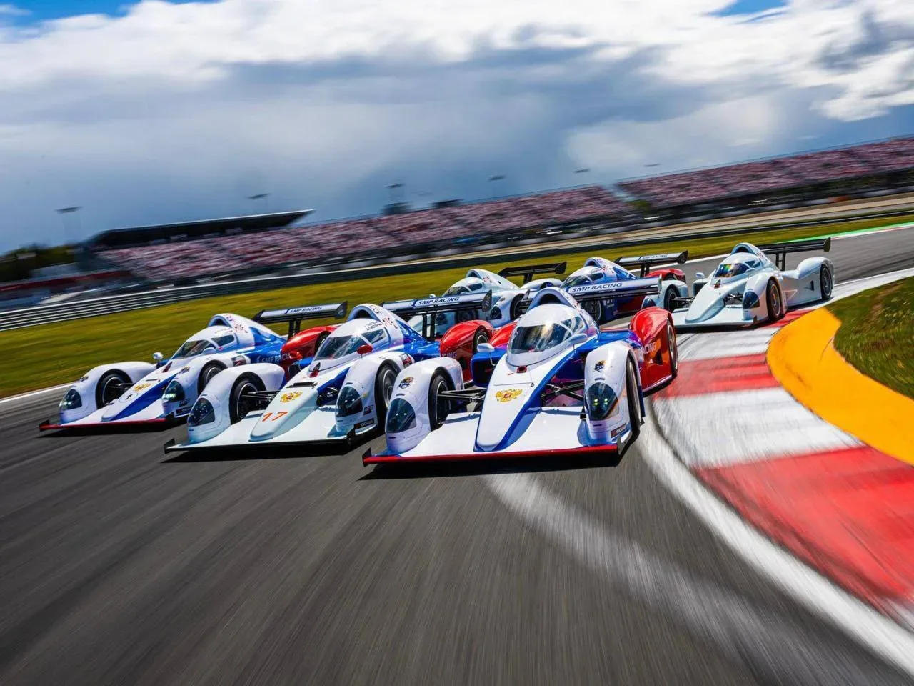 🏎 Кольцевые гонки на Moscow Raceway  🗓 16–17 мая 2026, 10:00–21:00  Участвуют около 100 автомобилей 