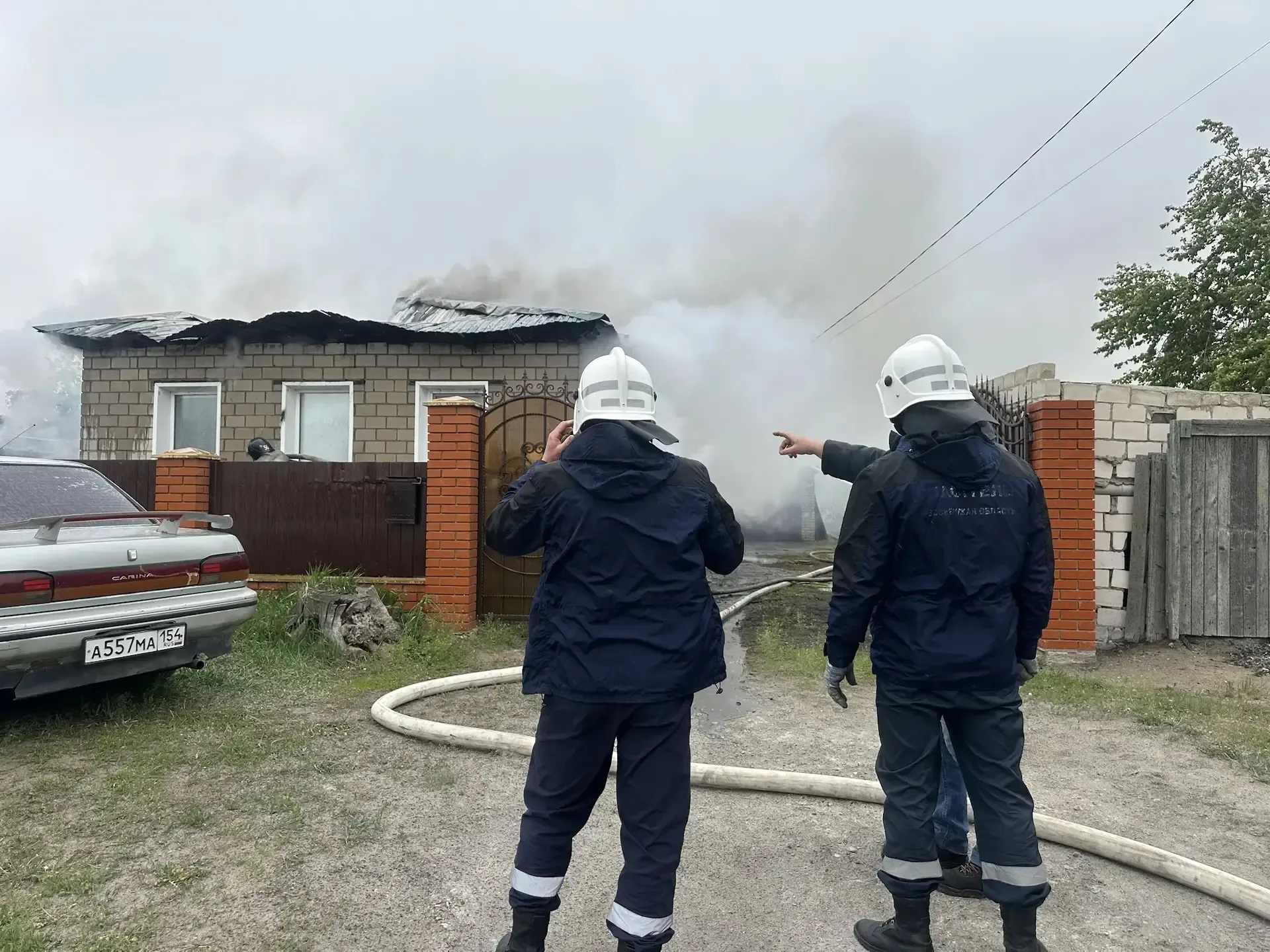 🤜🤛 Слаженная работа на пожаре в Карасуке: спасатели обеспечили доступ пожарным к очагу возгорания  🔥