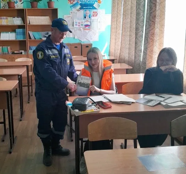 🛟 Безопасность на воде: спасатели Чановского ПСО провели урок для школьников  В Чанах сотрудники Чан