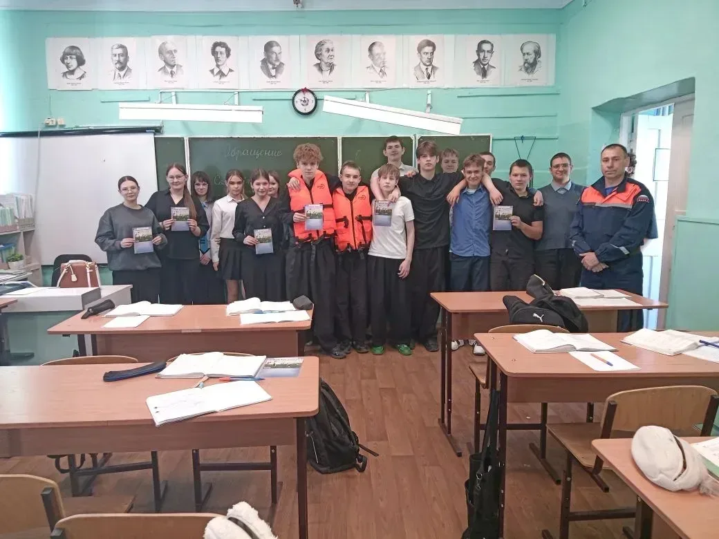 🛟 Безопасность на воде: спасатели Чановского ПСО провели урок для школьников  В Чанах сотрудники Чан