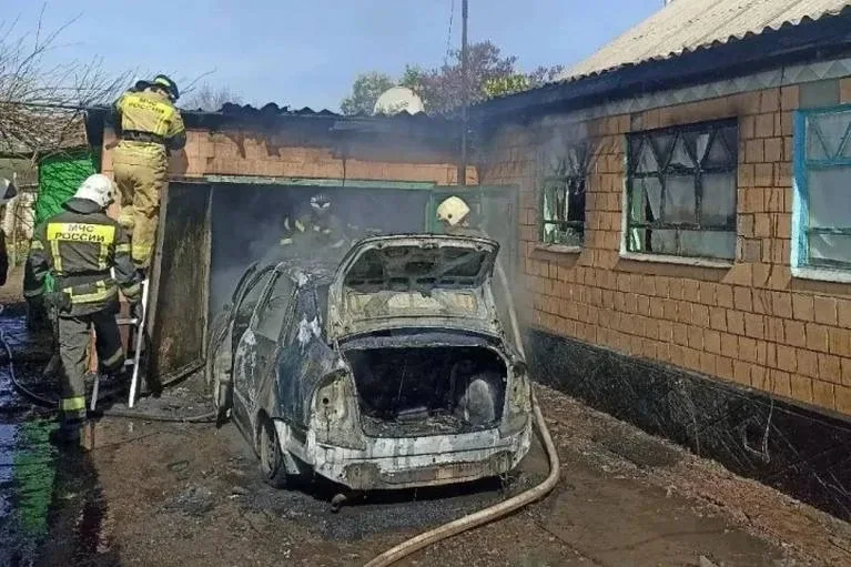 🆘Пожар из-за машины едва не уничтожил дом в Лутугинском округе.  Огонь перекинулся с автомобиля на к