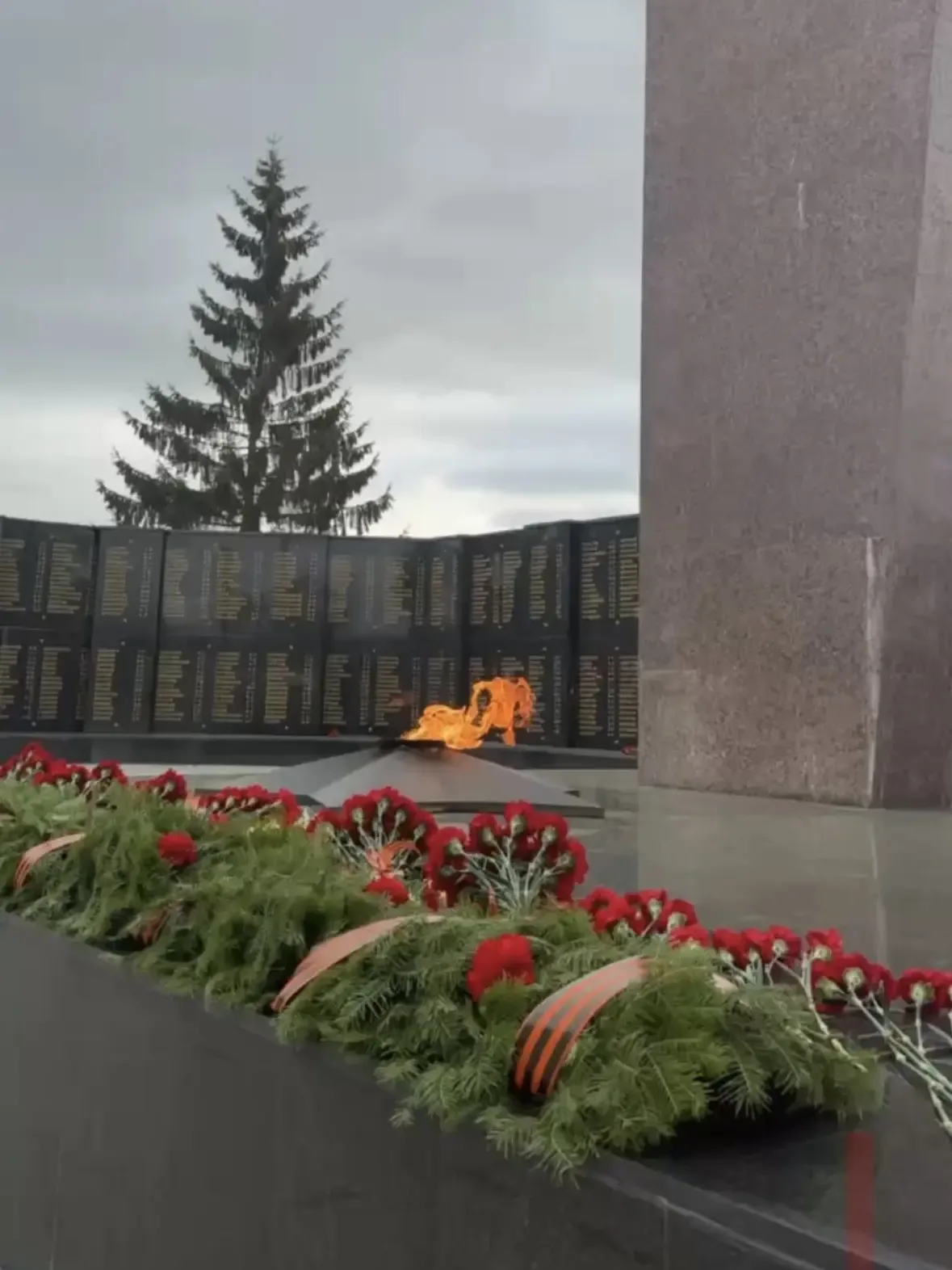 🕊️В Первоуральске на заводских мемориалах возложили цветы к памятникам и поздравили ветеранов с Днём