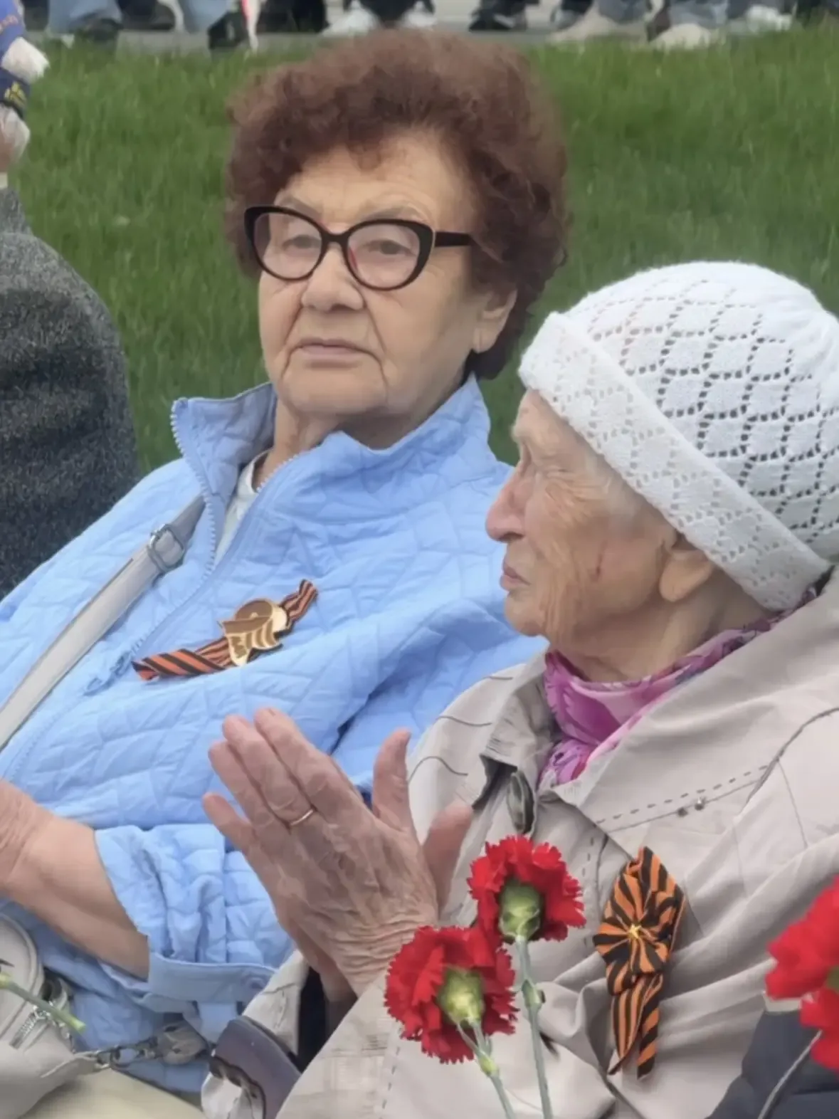 🕊️В Первоуральске на заводских мемориалах возложили цветы к памятникам и поздравили ветеранов с Днём